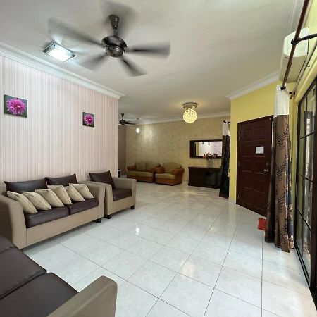 Rini Utama Homestay Skudai Exteriör bild