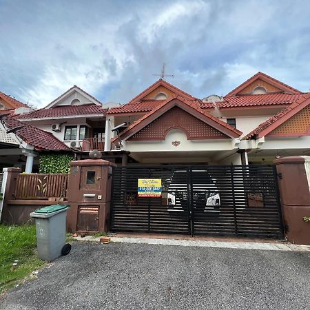 Rini Utama Homestay Skudai Exteriör bild