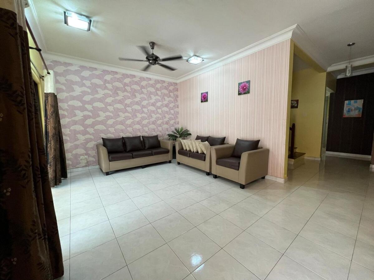 Rini Utama Homestay Skudai Exteriör bild