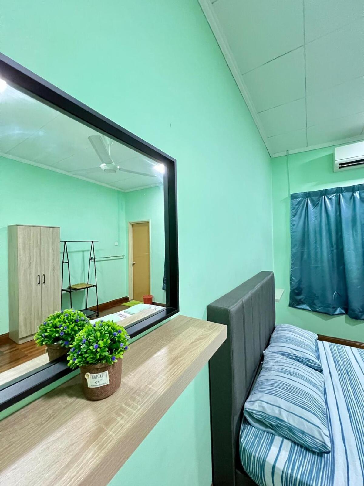 Rini Utama Homestay Skudai Exteriör bild
