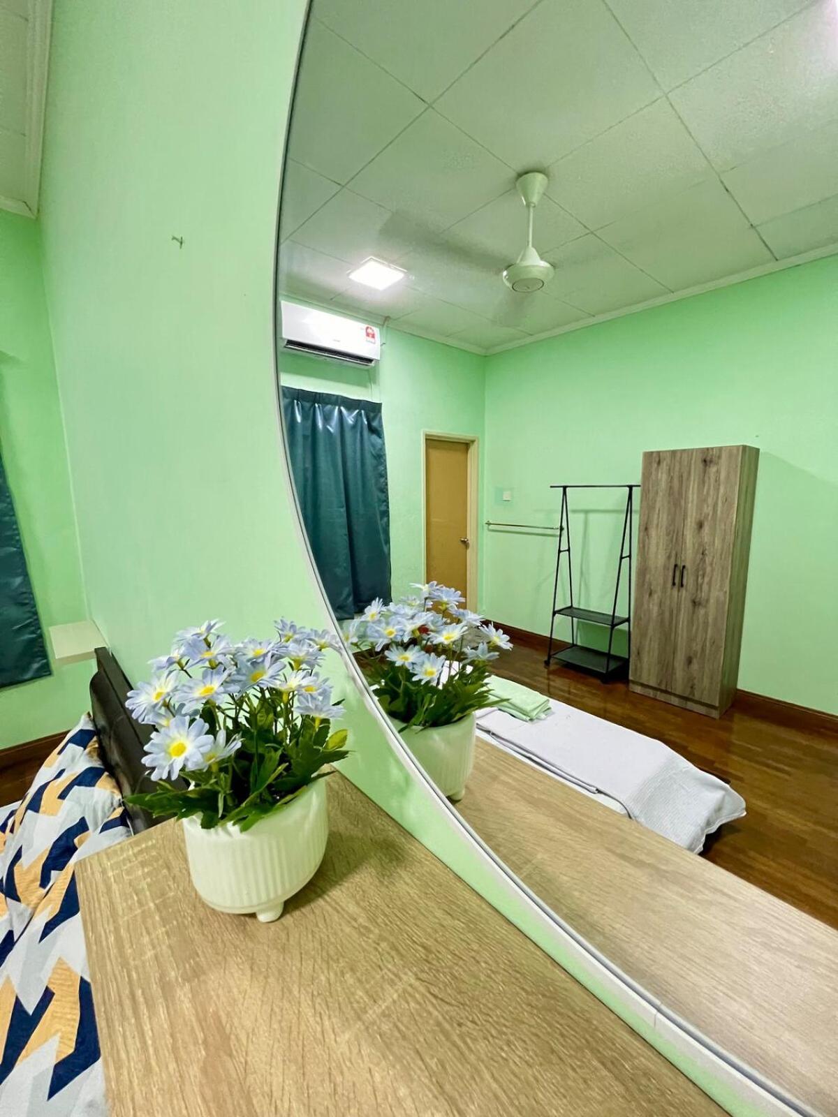 Rini Utama Homestay Skudai Exteriör bild