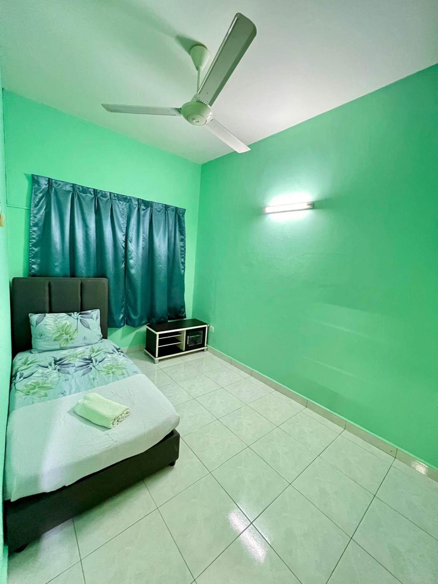 Rini Utama Homestay Skudai Exteriör bild